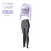 Conjunto de yoga simples e etéreo para mulheres, com um top de malha transparente e calças largas fluidas, um conjunto de duas peças para fitness e yoga