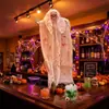 Decoración de Halloween: Fantasma colgante de calavera simulada manchada de sangre blanca, un accesorio novedoso muy vendido para ventas transfronterizas, directo del fabricante