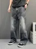 Jeans de trabajo retro negros y grises para hombre, con bolsillos grandes, corte holgado, perneras anchas y un diseño recto moderno y versátil que llega hasta el suelo.