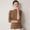 Suéter de luxo 100% cashmere de alta qualidade e leve para mulheres, com gola alta discreta, mangas de três quartos, corte justo e design de malha sem costura em peça única, perfeito como camada base
