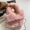 Bolso de felpa simple y elegante para mujer, versátil y lindo, con correa de cadena, se puede llevar como bolso de hombro, bolso cruzado o bolso de mano, ofreciendo un aspecto de alta gama, y también funciona como bolso de felpa para teléfono