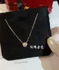Versión alta tarjeta de collar OVNI familia un diamante femenino V chapado en oro oro de 18 quilates diamante único pequeño colgante redondo collar cadena de clavícula dropshipping
