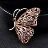 Broche Mariposa de Zirconia Hueca Nueva y Perla de Agua Dulce Europeo y Americano Broche de Chaqueta para Mujer Todo Fósforo Accesorios de Pin para Ropa
