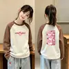 Camiseta de manga larga para niños con diseño de patchwork, nuevo estilo 2026, capa interior de forro polar cepillado para niñas, top de cuello redondo