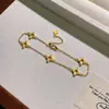 É um Novo Modelo de Pulseira de Prata Esterlina 925 com Trevo da Sorte de Quatro Folhas e Cinco Folhas, Elegante e Versátil, com Strass e Acabamento Escovado, Joias Femininas de Luxo Leve