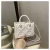 Bolsa Satchel Elegante com Relevos Pequena Quadrada para Mulheres 2025 Novo Estilo Início de Outono Moda Retrô Simples Bolsa de Ombro Cruzada