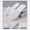 Zapatillas desechables especiales para hotel para huéspedes en casa, B&amp;B, zapatillas de viaje antideslizantes no tejidas y gruesas, venta al por mayor