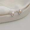 TEMU Transfronteiriço Novos Brincos de Tarraxa Pequenos em Forma de V com Pérolas e Diamantes Moda Nova Celebridade da Internet Simples Elegantes Brincos de Tarraxa Elegantes Tendência