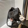 Bolsa de balde portátil plissada de alta qualidade feminina 2024 nova moda bolsa de ombro bolsa de ombro de geração de comércio exterior transfronteiriço