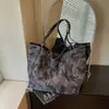 Bolsa Camuflada Nueva de Verano Transfronteriza 2026, Gran Capacidad, Diseño de Nicho, Bolso Tote de Hombro Cruzado para Estudiantes Universitarios en el Trayecto