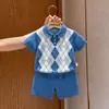 Ropa infantil coreana 2026 verano nuevo estilo cuadros azules cuello polo tejido manga corta pantalones cortos casuales infantiles conjunto de dos piezas