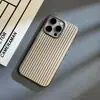 Patrón Corrugado Adecuado para Funda de Teléfono Apple 16, Apple 13 Año del Caballo iPhone 15 Pro Max Agujero Grande Pintura Metálica Funda Dura
