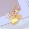 Chaveiro de Metal Pequeno Estilo Fragrante Amor Case para AirPods Fone de Ouvido Celular Pingente Pendurado Pérola Camélia Letra