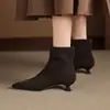 Botas delgadas de tacón de gatito con punta fina y acabado mate estilo retro para mujer, nuevas botas simples y versátiles estilo coreano para otoño e invierno 2026