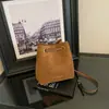 Nueva moda 2026: Bolso cubo estilo coreano con estampado de leopardo para mujer, lujo ligero, elegante y minimalista, adecuado para otoño, se puede llevar en la mano o cruzado.