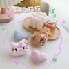 Broche de Peluche de Dibujos Animados Muñeca de Gato Linda Accesorios para Muñecas Colgante de Bolsita Corazón de Durazno Pines DIY Accesorios Accesorios