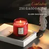 Caixa de presente com vela perfumada em formato de xícara com relevo e borda cruzada, feita com cera de soja de alta qualidade e sem fumaça. Lembrancinha popular para aniversários. Atacado.