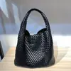 Bolsa de Ombro Transfronteiriça Retrô de Grande Capacidade para Axila Celebridade da Internet Artesanal Tecida Texturizada Moderna Bolsa de Mão para Mãe e Filho