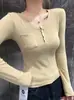 La tendencia popular de ropa para mujer de este año para el otoño de 2026 es la camiseta de manga larga con medio botón y bolsillos de estilo minimalista.