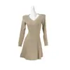 Um vestido de tricô suave e elegante com corte justo, perfeito para criar um look sofisticado e jovial, ideal para looks de outono e inverno