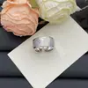 Anillo de Diseñador Nuevo Estilo Europeo y Americano Transfronterizo 2025 con Logo y Diseño Floral Incrustado de Diamantes para Mujer, Anillo Ajustable de Gama Alta al por Mayor