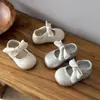 Moda Infantil Lolita Laço Sapatinhos de Couro para Bebês e Crianças Pequenas 2026 Primavera e Outono Novos Sapatos Únicos com Solado Macio para Primeiros Passos