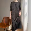 Brillo satinado liso cuello redondo chino elegante mangas tres cuartos halagan los brazos primavera y verano temperamento nuevo estilo chino vestido mujer