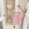 Roupa de Verão Super Fofa Estilo Coreano para Meninas, Apresentando um Delicado Patchwork de Renda, Suspensórios Leves e Calças Casuais para Uso ao Ar Livre