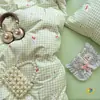 Juego de Cuatro Piezas de Algodón Lavado Grado Materno e Infantil, Estilo Ins Fresco Gasa de Doble Capa Algodón Puro Dibujos Animados Juego de Tres Piezas para Cama