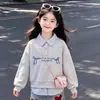 Estilo Coreano Versátil Estilo Escolar para Niñas Sudadera con Capucha Falsa de Dos Piezas con Parches Rayados y Cuello Polo Conjunto de Pantalones de Mezclilla Dulces Estilo Coreano
