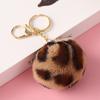Leopardo europeo y americano amor felpa bola de pelo llavero placa bola de pelo llavero colgante para mujer Regalos Creativos Mayoreo