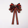 Estilo transfronterizo más vendido broche de corsage con lazo de pedrería a rayas decoración para camisa corbata cuello accesorios de flor
