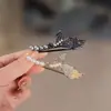 Grampo de Cabelo Pérola Cristal Cauda de Peixe para Mulheres, Novo Elegante Presilha Lateral para Franja, Grampo Versátil, Presilha Bico de Pato de Alta Qualidade para Cabelos Quebrados