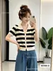 Camiseta Listrada Color Block com Lapela Manga Curta Estilo Francês Feminina Verão Nicho Fashionável Top Temperamento Emagrecedor Tricô Cardigan Top