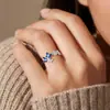 Anillo de mariposa de lujo ligero con incrustaciones de diamante, diamante azul profundo, joyería de nicho de alta gama, anillo abierto ajustable retro suave para mujer, regalo para novia