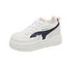 Zapatos Blancos Transpirables de Otoño 2026 Nuevos Casuales Deportivos de Piel Suave con Suela Gruesa, Ligeros y Versátiles para Mujer con Aumento de Altura