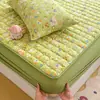 Algodón de borla cómodo y amigable con la piel Gasa de doble capa Clase A colcha acolchada arrugada falda de cama juego de tres piezas falda de cama individual funda de almohada individual cubierta de cama suave y esponjosa