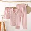 Pijama de verano de tres piezas para mujer, doble capa de gasa de algodón puro a cuadros, manga corta, pantalones largos, shorts, estilo fino, ropa para el hogar, se puede usar para salir