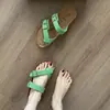 Sapatos Femininos Versáteis Estilo Coreano com Solado Grosso e Biqueira Aberta para Uso Externo, Nova Moda Tendência Primavera/Verão 2026 Sandálias Slide Versáteis