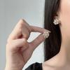 Estilo Francés Estilo Chanel Elegantes Aretes de Perlas con Diamantes y Flores de Bola Moda para Ir al Trabajo Combinación Universal Exquisitos Lujo Ligero Accesorios para las Orejas Combinación Universal