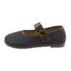 Sapatos baixos versáteis plus size para mulheres, novos sapatos Mary Jane primavera e outono 2026, bico redondo, corte baixo, tira única com fivela, sapatos pequenos de couro