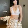 Lencería de encaje estilo francés para mujer, diseño fino para bustos pequeños, sin copas vacías, sexy escote en V profundo, soporte lateral para el pecho, sujetador sin varillas, nuevo modelo 2026