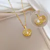 [Acero de Titanio] Lujo Ligero Diamante Completo Micro Zircón Concha Hueca Collar de Perlas Colgante Bañado en Oro Cobre Estilo ins