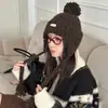 Gorro de Punto Coreano con Bola de Pelo para Protección de Orejas para Mujer en Invierno, Cálidas Correas con Borlas, Versátil Gorro Lei Feng, Gorro de Invierno Resistente al Viento para Exteriores