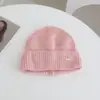 Gorro de Punto Simple con Etiqueta Metálica de Color Dopamina para Mujer Otoño e Invierno Nuevo Cálido Engrosado Gorro para el Frío Accesorio Adelgazante