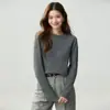 Suéter feminino de cashmere puro com recortes em formato de pêssego, gola redonda, camada interna quente, design vazado, casual, versátil, elegante e adequado como camada base ou peça de tricô