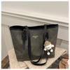 Bolsa de grande capacidade feminina 2024 nova bolsa de ombro para deslocamento para todos os tipos de pessoas, bolsa de mão com costura e contraste de cores