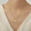 Estilo ins francés elegante simple personalidad joyería colgante cuadrado incrustado diseño de fritillaria collar bañado en oro de acero de titanio