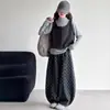 Atuendo otoñal elegante y a la moda para niñas: un conjunto de tres piezas que incluye un chaleco, una camiseta interior y pantalones de pierna ancha con lunares, adecuado para niños de tallas medianas a grandes, perfecto para primavera y otoño