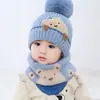 Gorro de punto con forro polar estilo coreano para otoño e invierno, para niños y niñas, lindo gorro con bufanda cálido a prueba de viento para bebé con pompón